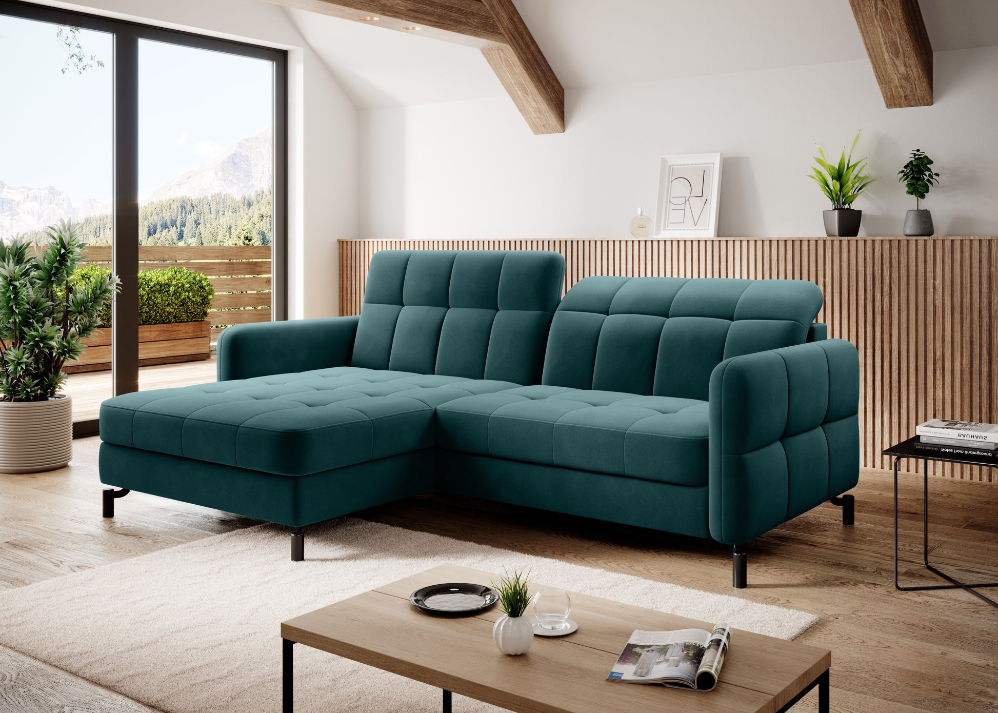 Narożnik Lorelle w kolorze Matt Velvet 75 zielony, układ lewy, ustawiony w nowoczesnym salonie z drewnianą podłogą i dużymi oknami tarasowymi.