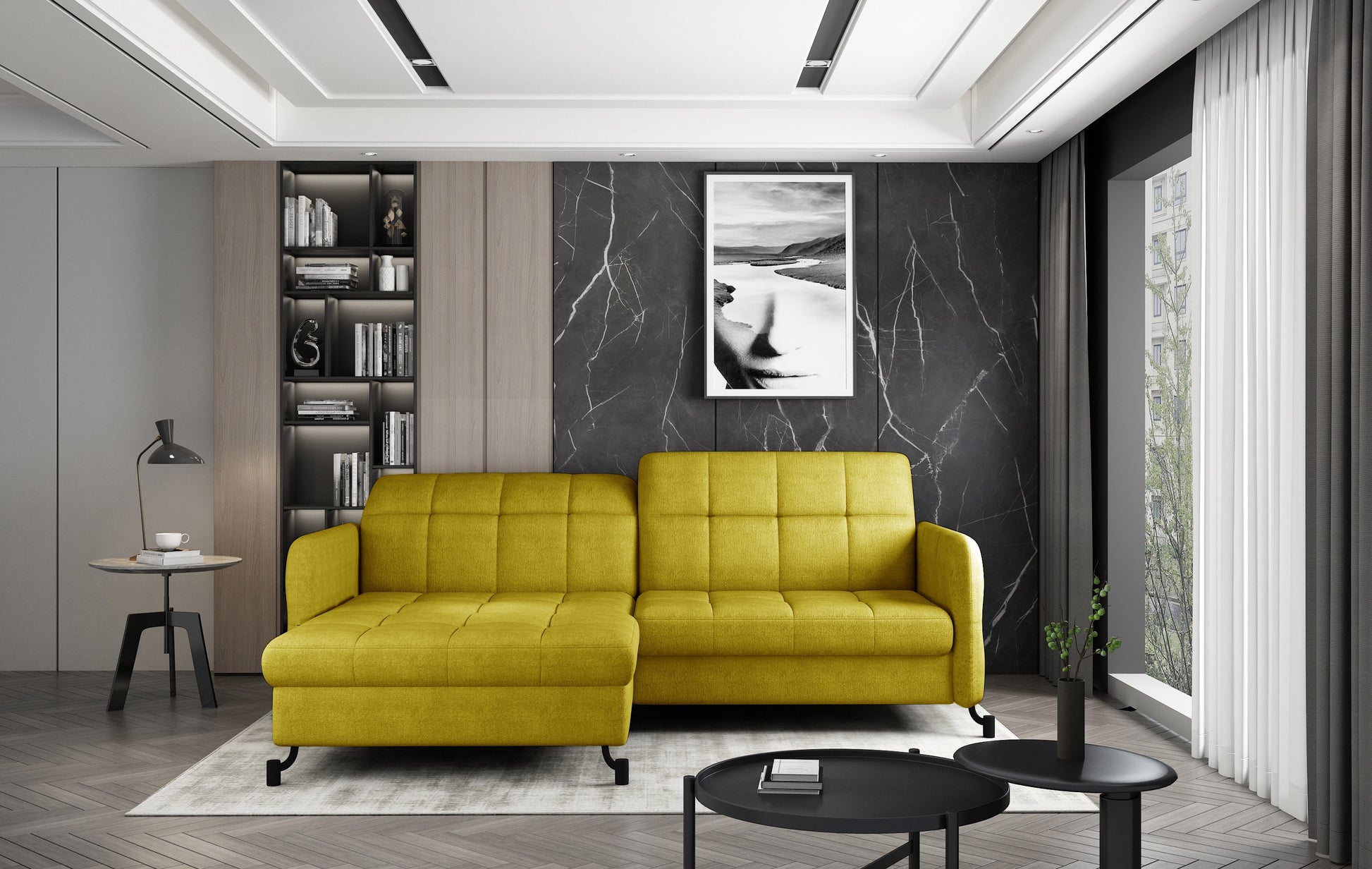 Narożnik Lorelle w układzie lewym w żółtym kolorze Omega 68 ustawiony w eleganckim salonie z ciemną marmurową ścianą, biblioteczką i dużym oknem z zasłonami.