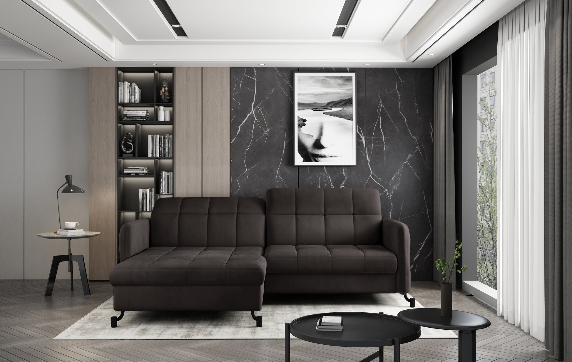 Brązowy narożnik Lorelle w tkaninie Velvet 29, układ lewy, ustawiony w eleganckim salonie z ciemną ścianą i dużym oknem.