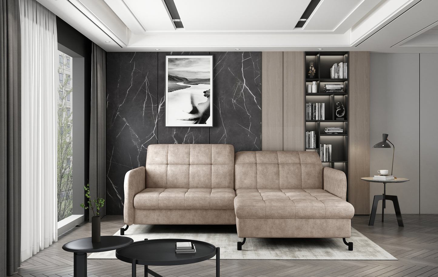 Narożnik Lorelle w kolorze Dora 21 beżowy w układzie prawym, ustawiony w jasnym salonie z dużym oknem i nowoczesnym wystrojem.