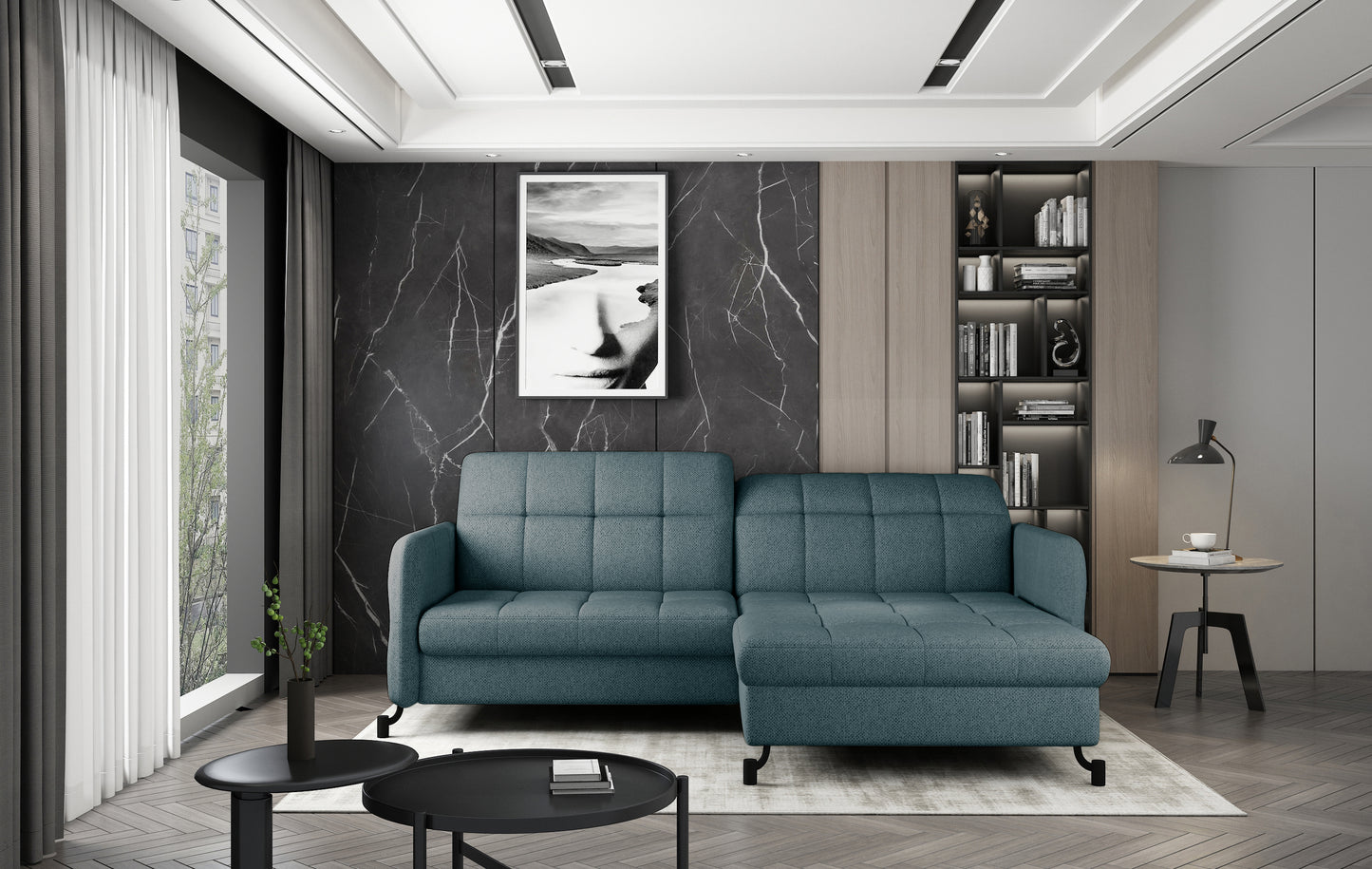 Narożnik Lorelle w kolorze Grande 75 zielony w układzie prawym, ustawiony w nowoczesnym salonie z dużym oknem i drewnianymi elementami wystroju.