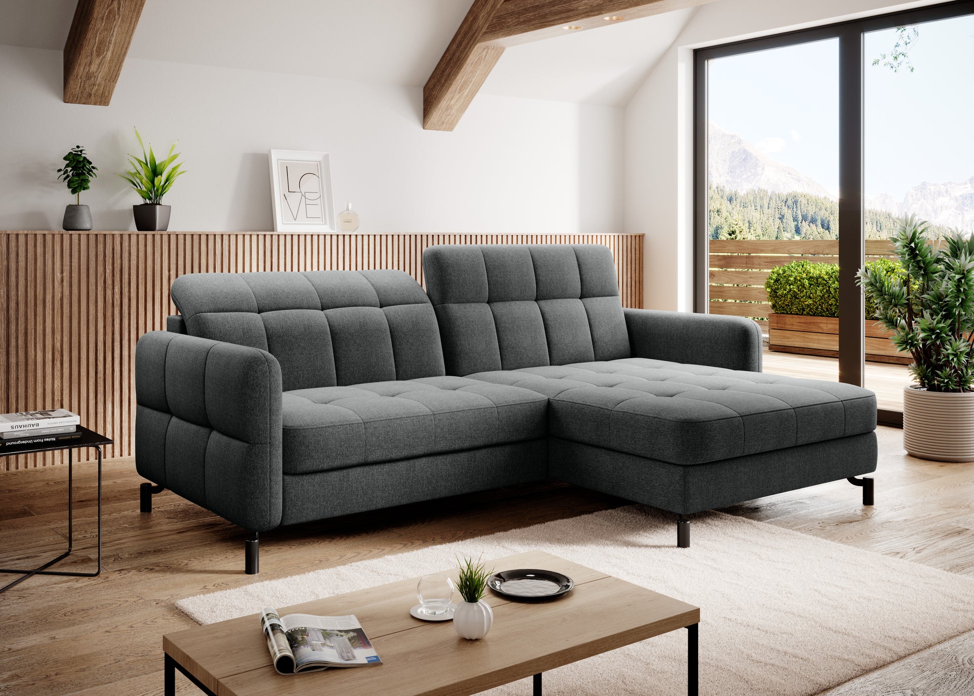 Narożnik Lorelle w kolorze Inari 96 ciemnoszary w układzie prawym, ustawiony w eleganckim salonie z ciemną ścianą, półką na książki i nowoczesnymi dodatkami.