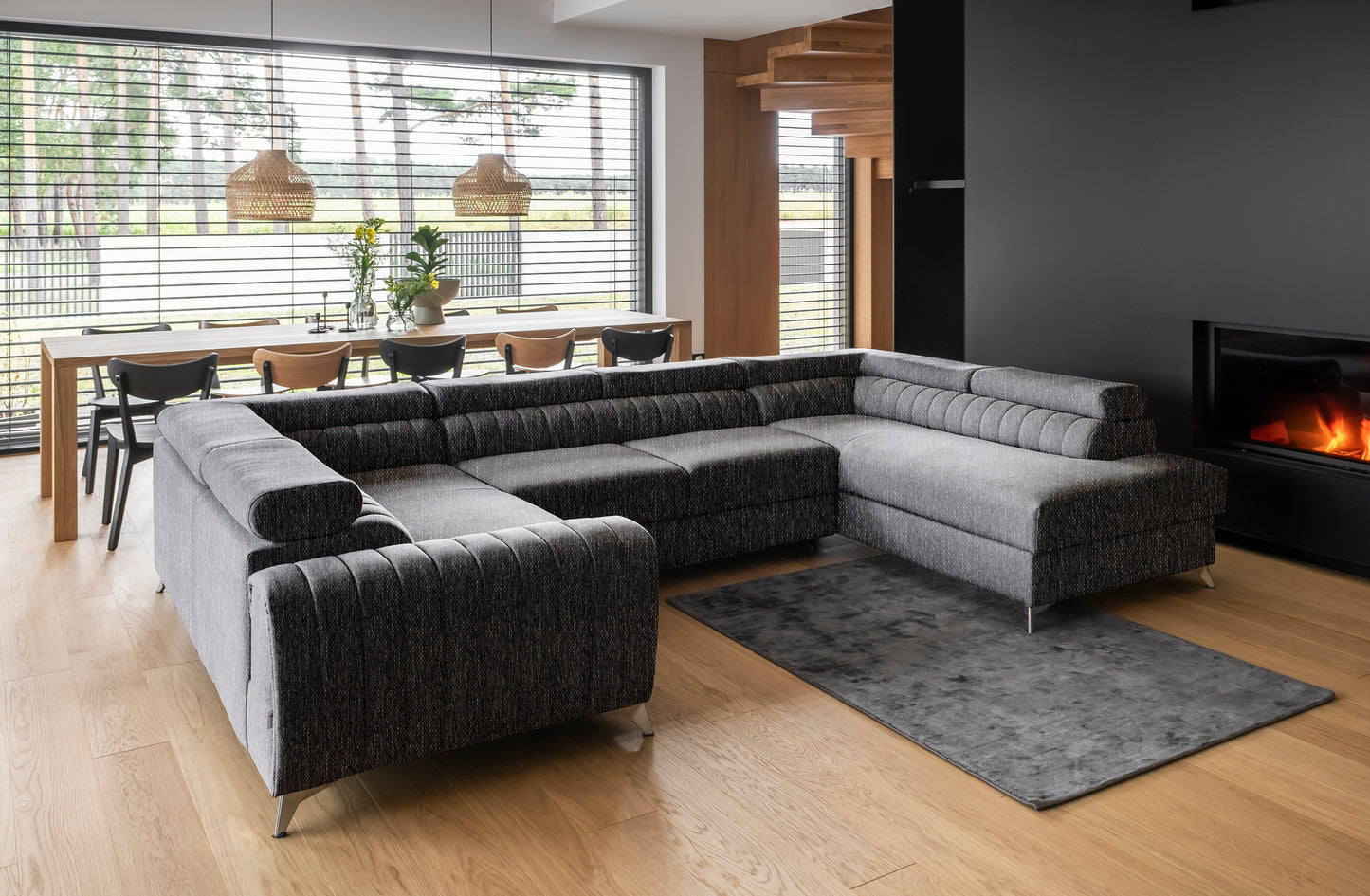 Przestronny salon z narożnikiem Louis w kolorze Marte 10 czarny w układzie prawym.
