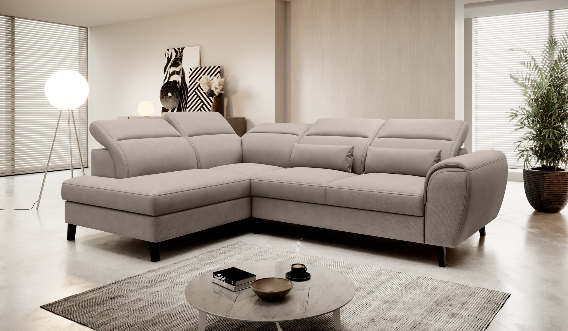 Narożnik Noble Poco 07 w ciepłym beżowym kolorze prezentujący szerokie siedziska, miękką tapicerkę oraz elegancką minimalistyczną bryłę. Designerski narożnik do salonu zapewniający wygodę codziennego relaksu.