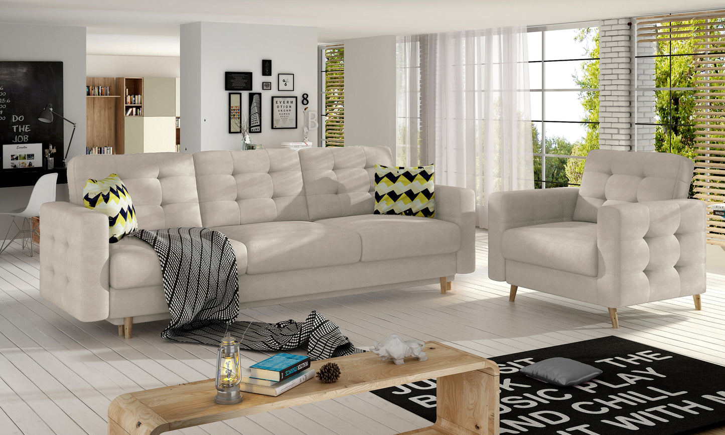Beżowa sofa z fotelem Asgard Paros oraz wzorzyste poduszki geometryczne. Drewniane nóżki ocieplają wygląd mebli i dodają im lekkości.
