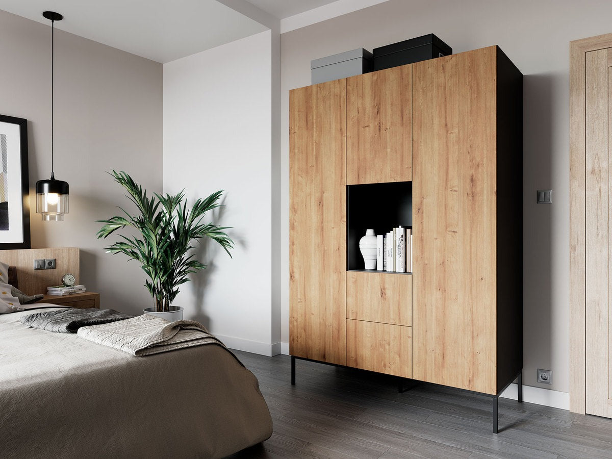 Szafa Lanzzi czarny mat/Dąb artisan z centralnym modułem ekspozycyjnym i pojemnymi drzwiczkami po bokach, umieszczona w sypialni obok łóżka, tworząca elegancką, funkcjonalną strefę przechowywania.