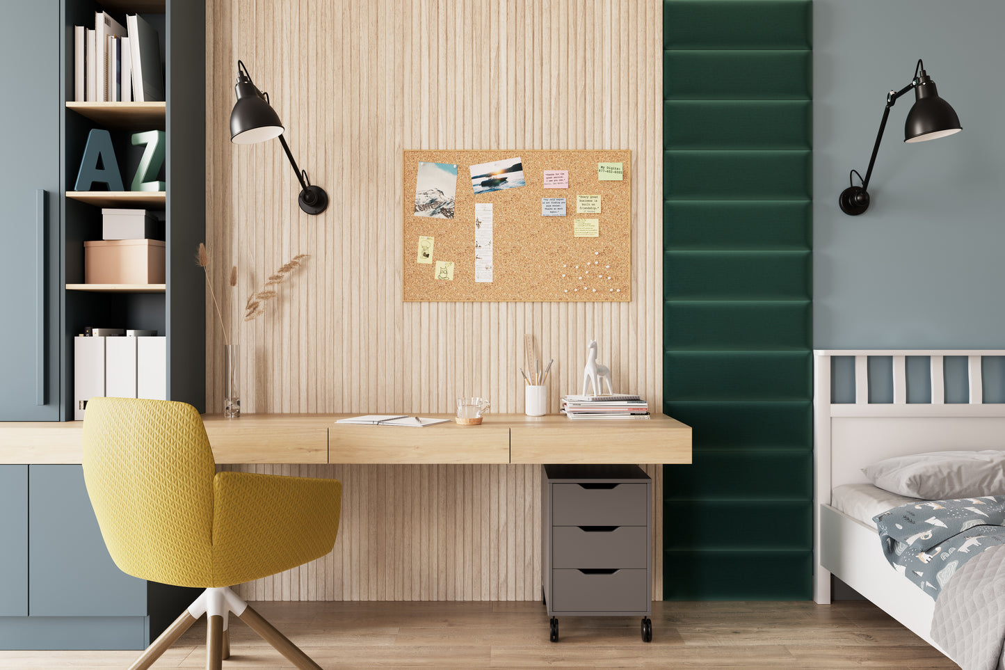 Wnętrze pokoju z jasnym, drewnianym biurkiem, żółtym fotelem obrotowym, łóżkiem i korkową tablicą na ścianie; obok zamontowane dwa czarne kinkiety oraz pionowe, zielone panele akustyczne Quadratta Monolith 37.