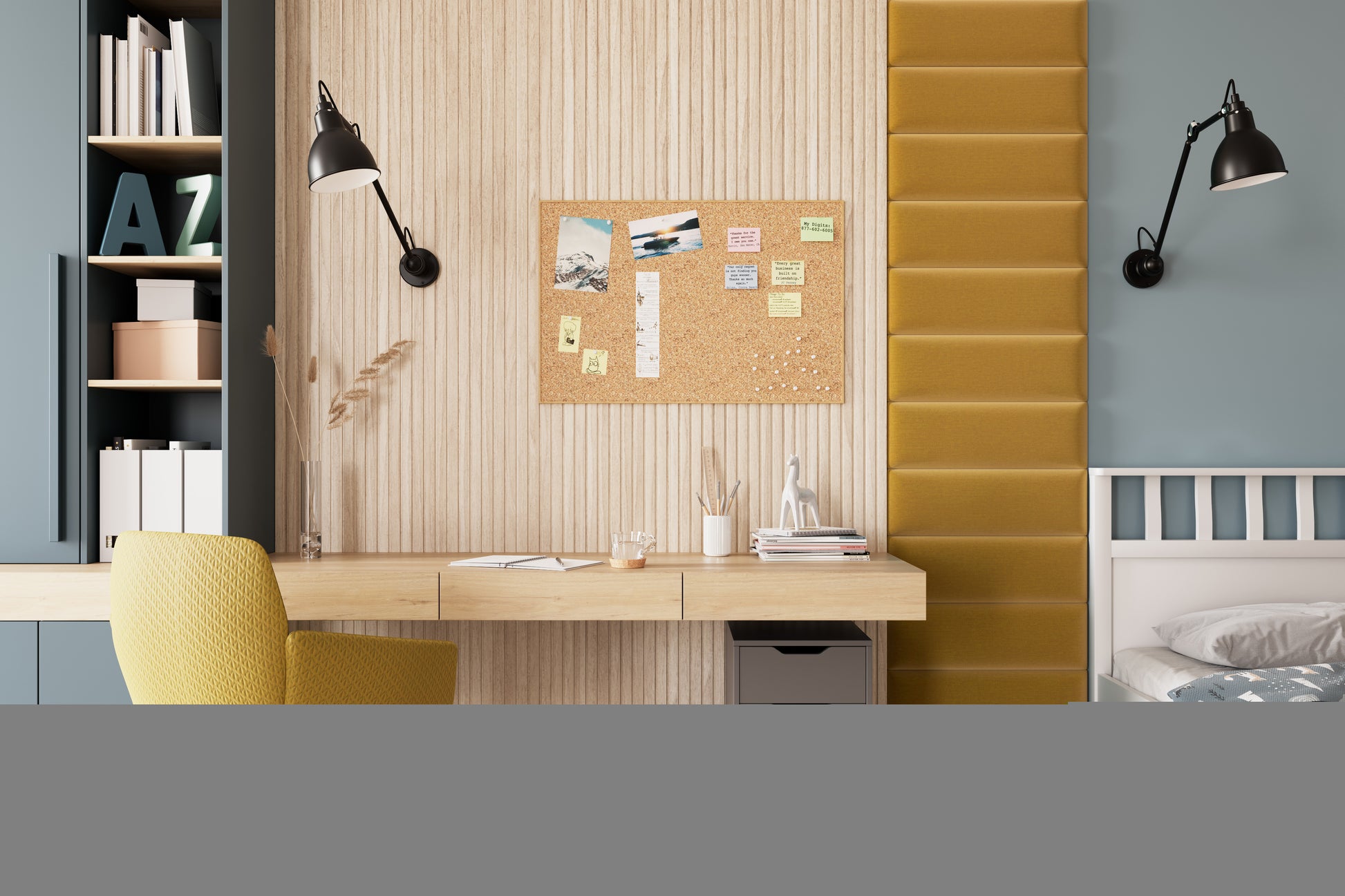 Jasne, drewniane biurko z żółtym fotelem obrotowym, nad nim korkowa tablica i czarny kinkiet; obok na niebiesko-szarej ścianie wisi pionowy panel akustyczny Quadratta Monolith 48 w żywej żółci.