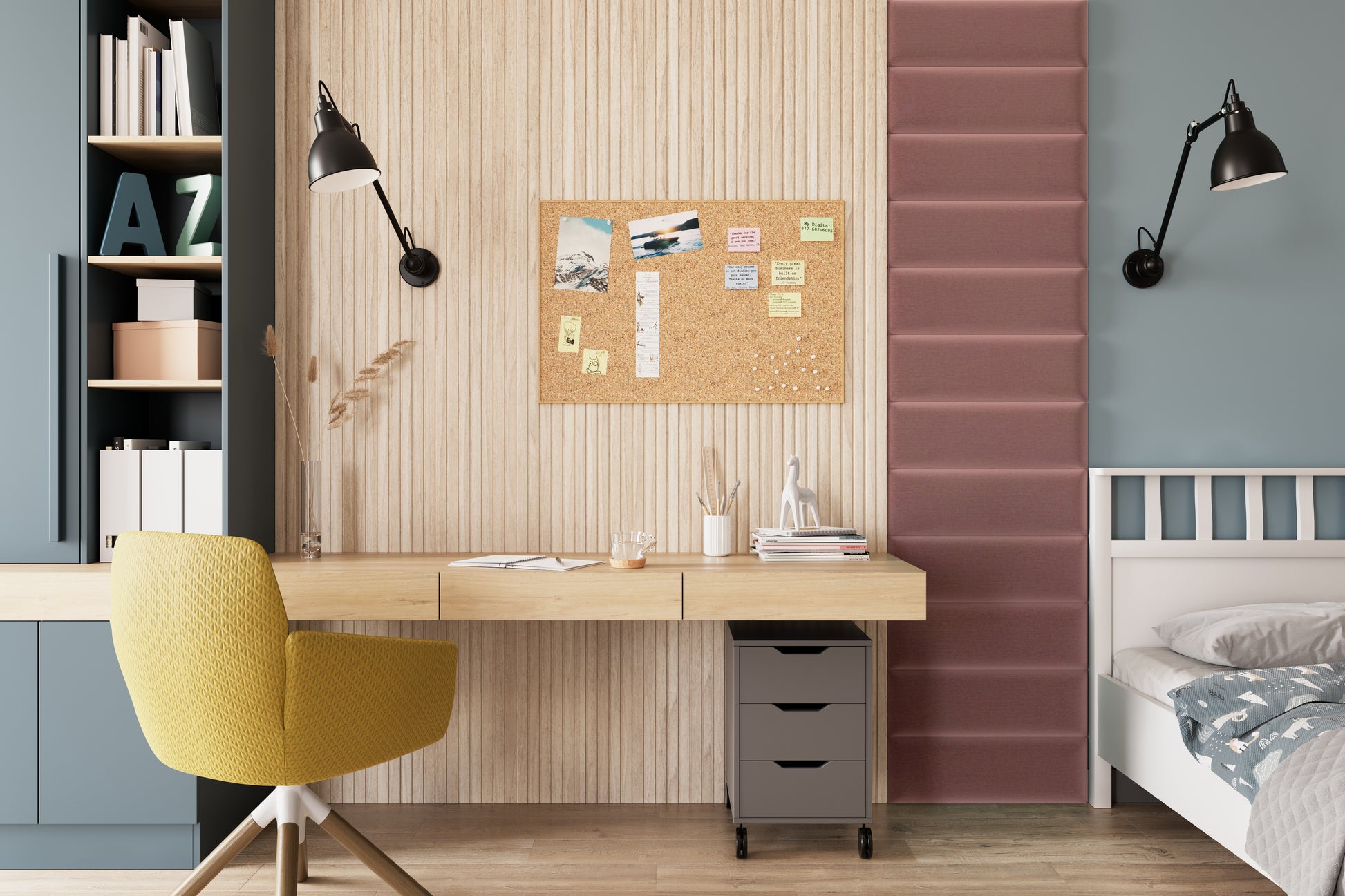 Przytulne biurko z jasnego drewna, żółtym fotelem obrotowym i korkową tablicą na ścianie; po prawej stronie na niebiesko-szarej ścianie wisi pionowy, różowy panel akustyczny Quadratta Monolith 63.