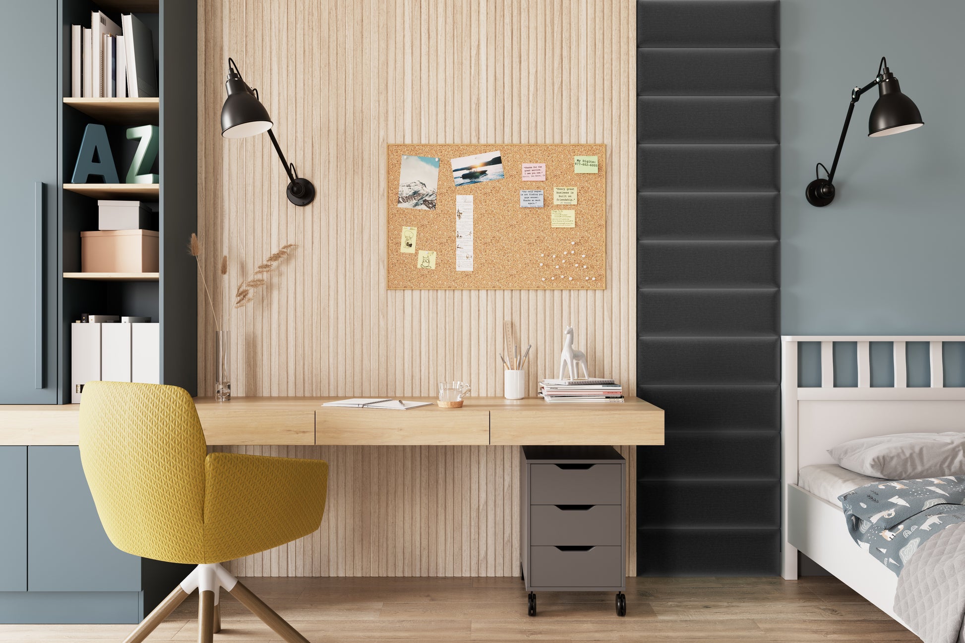 Przytulne wnętrze z jasnym, drewnianym biurkiem, żółtym fotelem obrotowym i korkową tablicą na ścianie; obok, na niebiesko-szarej ścianie, wisi pionowy panel akustyczny Quadratta Monolith 97 w ciemnoszarym odcieniu.