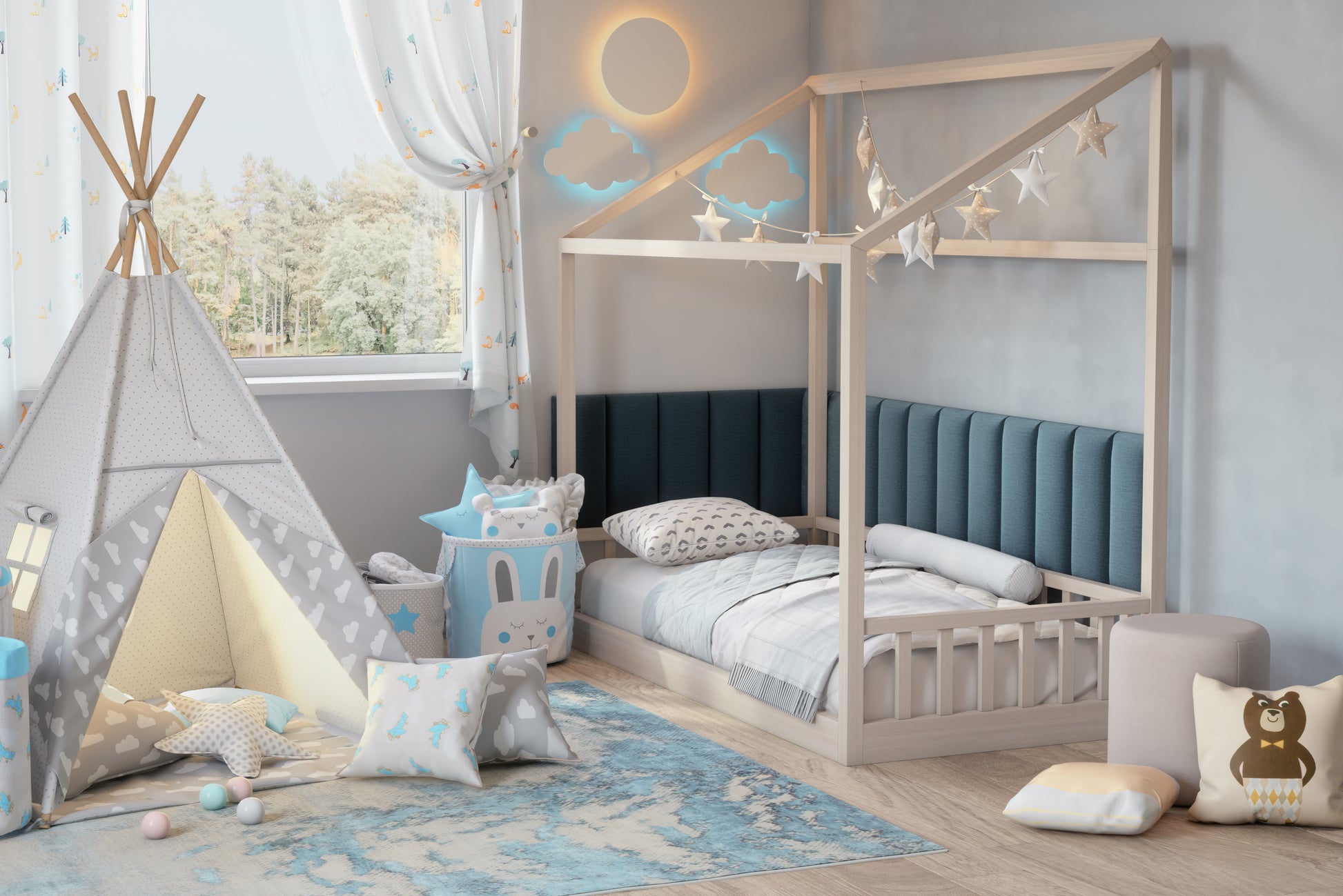 Dziecięcy pokój z tipi i drewnianym łóżkiem w kształcie domku; za łóżkiem i w rogu widać jasnoniebieskie panele Quadratta II Monolith 76 pełniące funkcję tapicerowanego zagłówka i ochrony narożnika.