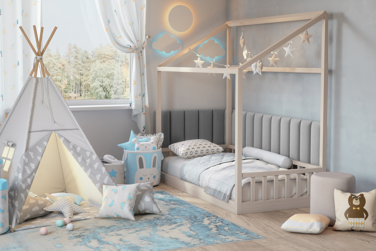 Dziecięcy pokój z tipi i drewnianym łóżkiem w kształcie domku; za łóżkiem oraz w rogu pomieszczenia widoczne jasnoszare panele Quadratta II Monolith 84 pełniące funkcję tapicerowanego zagłówka.