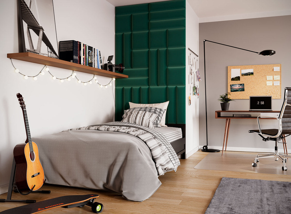 Przytulne wnętrze z łóżkiem, gitarą i biurkiem z korkową tablicą; za łóżkiem na białej ścianie widać zielone panele akustyczne Quadratta IV Monolith 37 tworzące dekoracyjną izolację.
