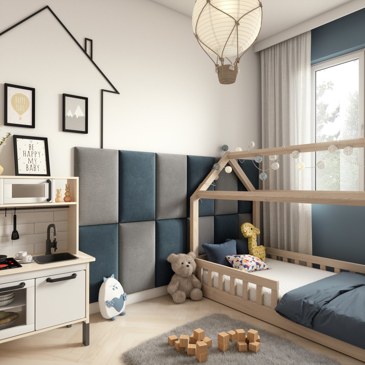Przytulny pokój dziecięcy z drewnianym łóżkiem w kształcie domku i zabawkami; za zagłówkiem na białej ścianie widoczna mozaika paneli Quadratta V Monolith 76/84 w przeplatanym wzorze jasnoniebieskich i jasnoszarych kwadratów.