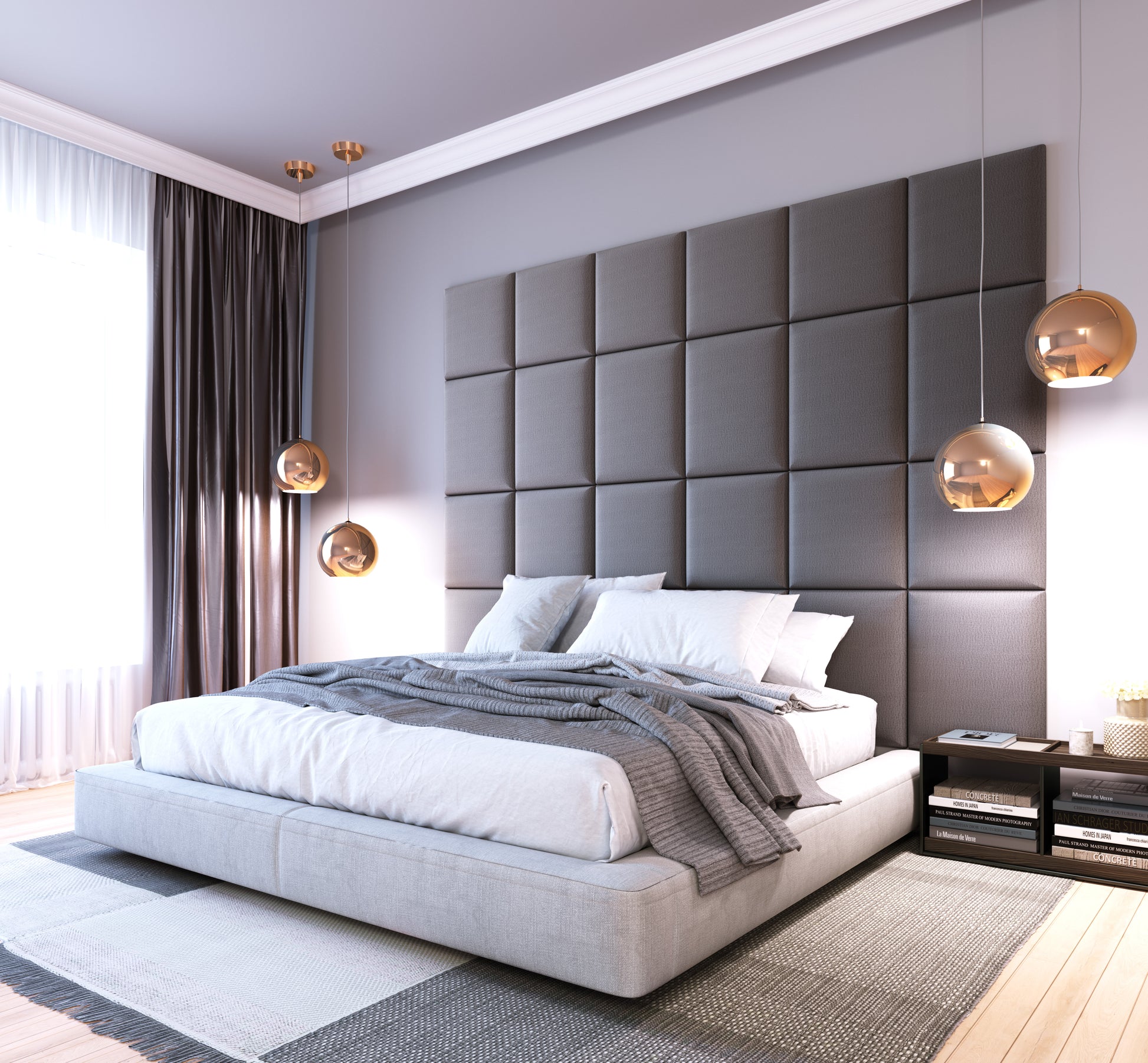 Sypialnia z platformowym łóżkiem opartym o wysoki zagłówek z paneli Quadratta XI Monolith 85 szary, z podwieszanymi miedzianymi lampami i stonowanymi tekstyliami.